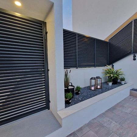 Apartman Marcelina 1 With Private Pool Trogir Exteriör bild