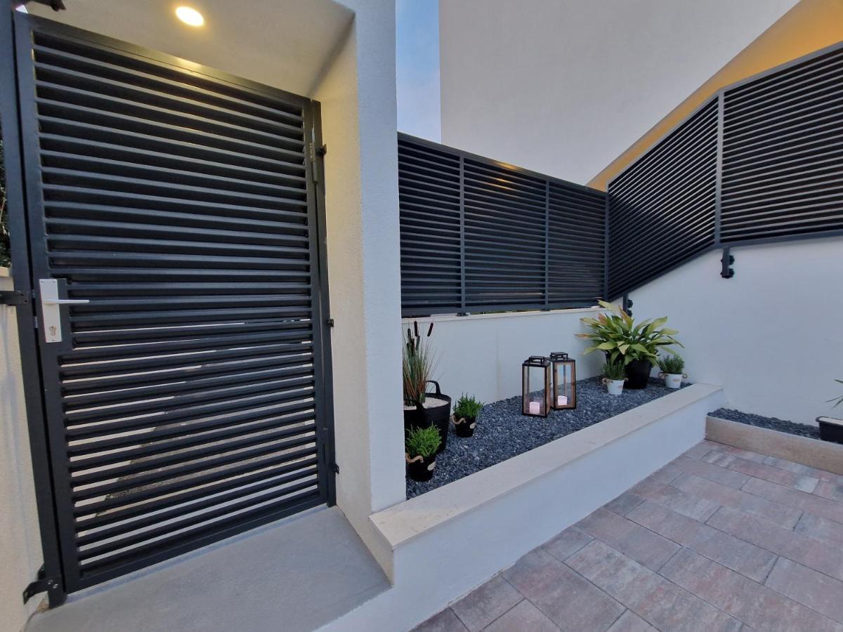 Apartman Marcelina 1 With Private Pool Trogir Exteriör bild
