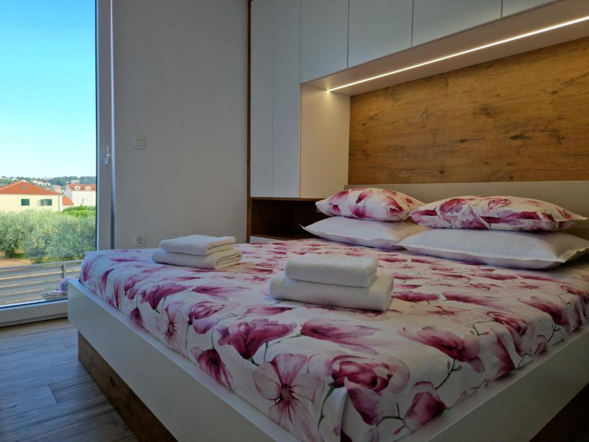 Apartman Marcelina 1 With Private Pool Trogir Exteriör bild