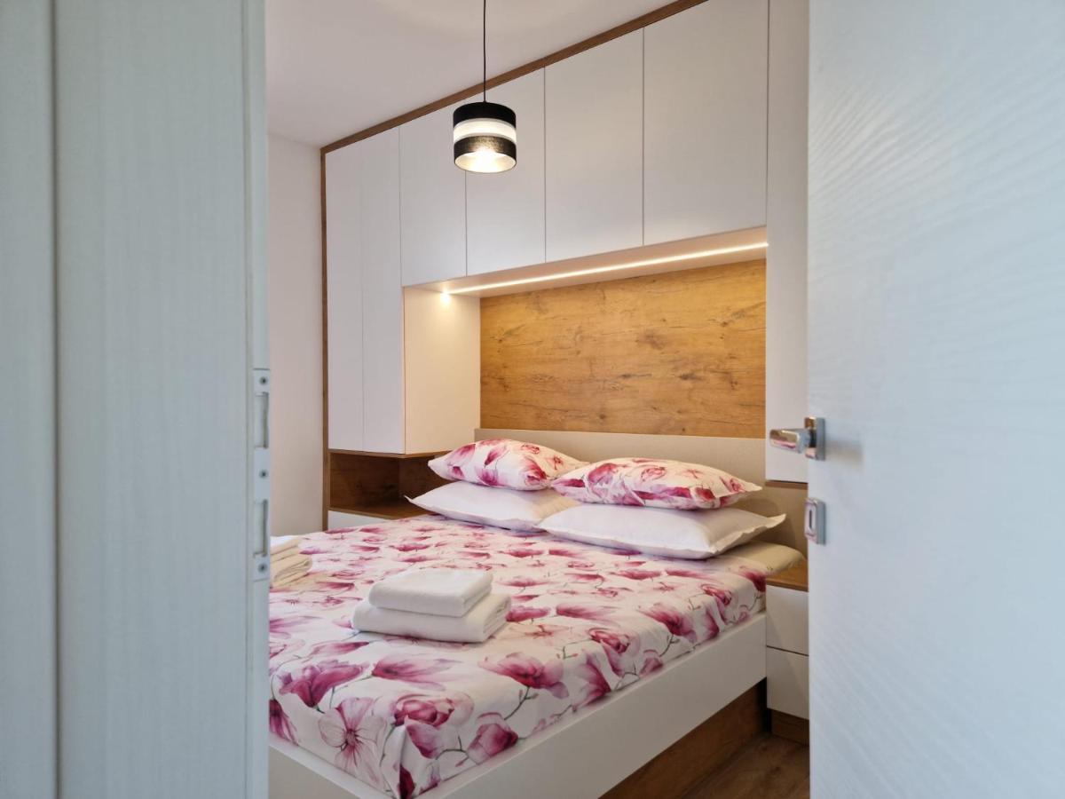 Apartman Marcelina 1 With Private Pool Trogir Exteriör bild